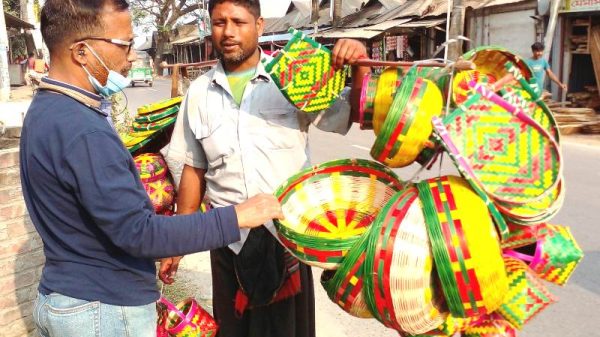 বাঁশের পণ্য তৈরী ও বিক্রি করে জীবন নির্বাহ