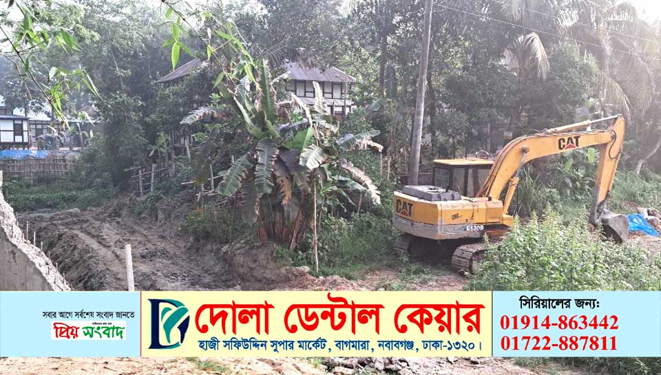 সিরাজদিখানে মাটি কাটায় ঝুঁকিতে স্বপন দাসের বাড়ি